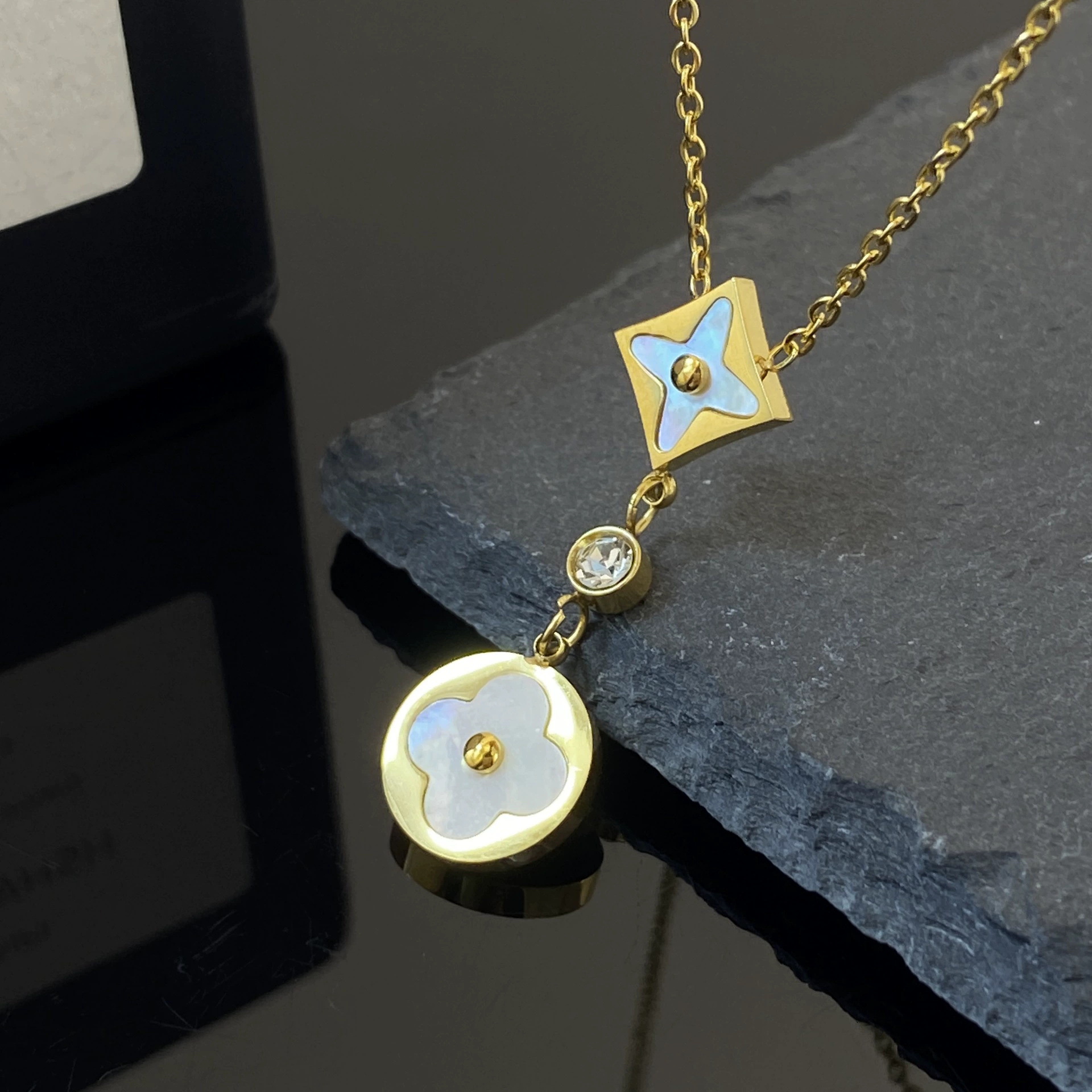 Nuevo acero de titanio en caliente blanco concha de cuatro hojas collar de hierba para mujeres ins estilo universal nicho 18K oro no se desvanece joyería