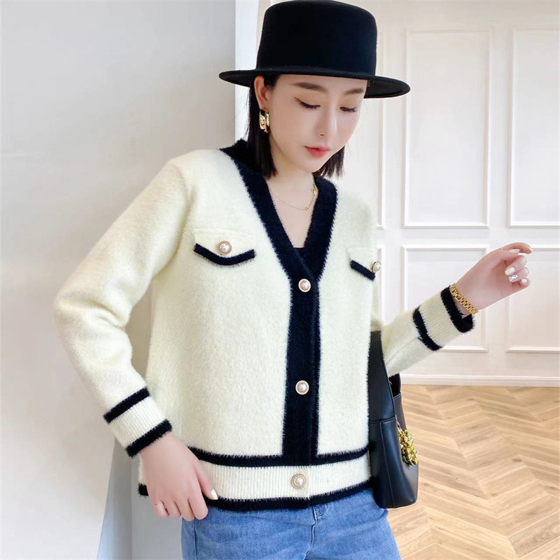 2022 V-neck knitted cardigan with color blocking, faux mink fleece, Chanel-style coat, women's mid-length color-blocked design.