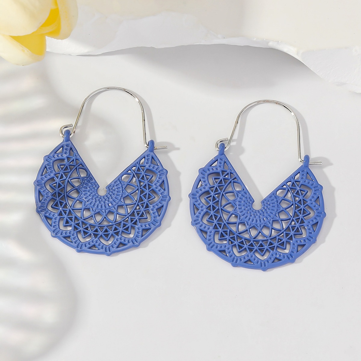 Pendientes de aleación huecos geométricos en forma de V de la moda bohemia de las mujeres de color retro pintura en aerosol todo partido joyería del oído al por mayor