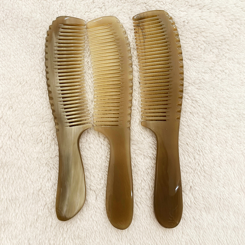 ショートヘアの長い柄の男性の髪を櫛にして、牛の角の櫛を整えます。|undefined