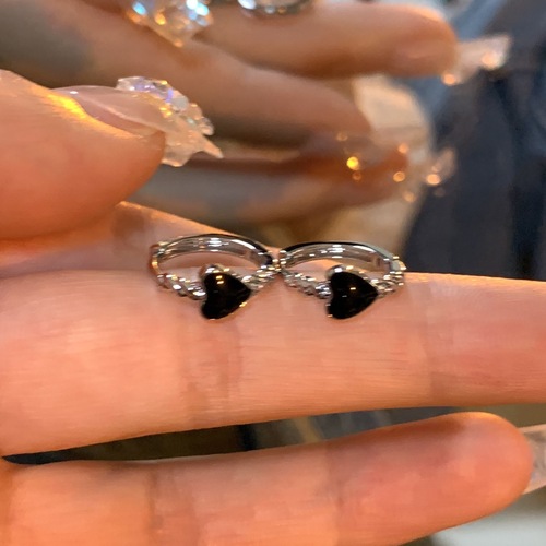 Sleeping without removing dark heart ear studs for women, minority design sense, high-end cold temperament ear accessories for women, new style