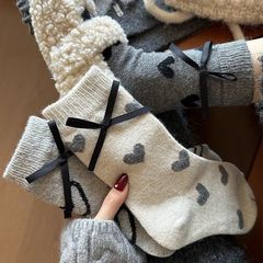 靴下は秋冬に女性の中筒の愛の波を厚くして蝶結びのウールを結びます。