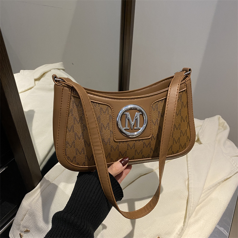 Bolsas debajo de las axilas para mujeres 2025 primavera nueva moda texturas francesas nicho bolsas de hombro letras de impresión media luna bolsas de mujer