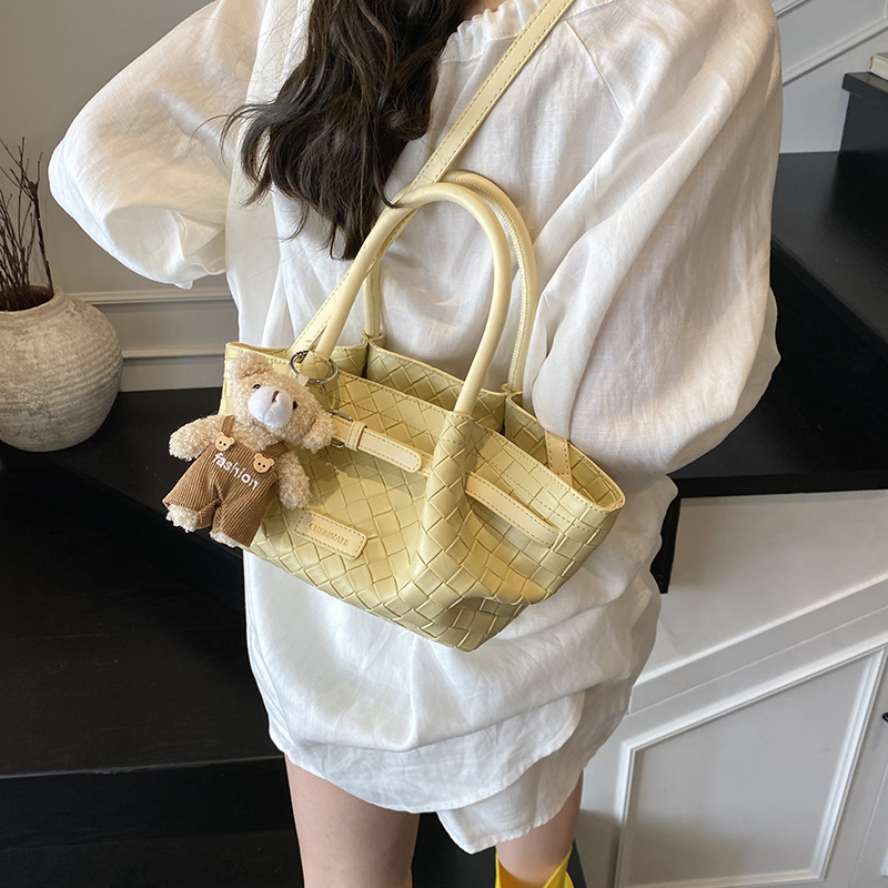 Bolso de cubo de estilo explosivo de moda para mujer 2025 nuevo bolso de hombro de nicho de todo fósforo tejido de estilo occidental bolso de mensajero de mano de moda