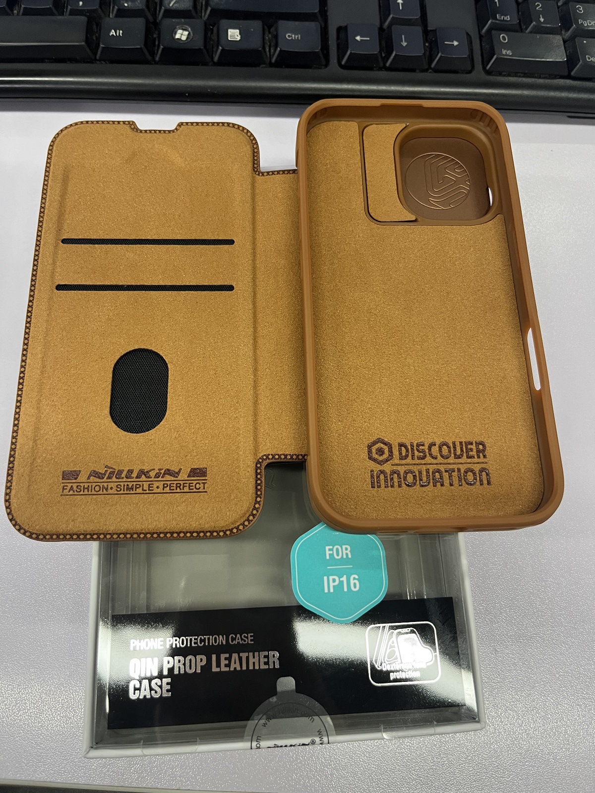 Ốp lưng iPhone 16 Pro Max chống sốc viền dày, có giá đỡ ống kính, bảo vệ toàn diện — Dòng Qin PROP (mẫu vải) màu đen, Dòng Qin PROP (mẫu vải) màu nâu, Apple IPHONE16 chi tiết 15