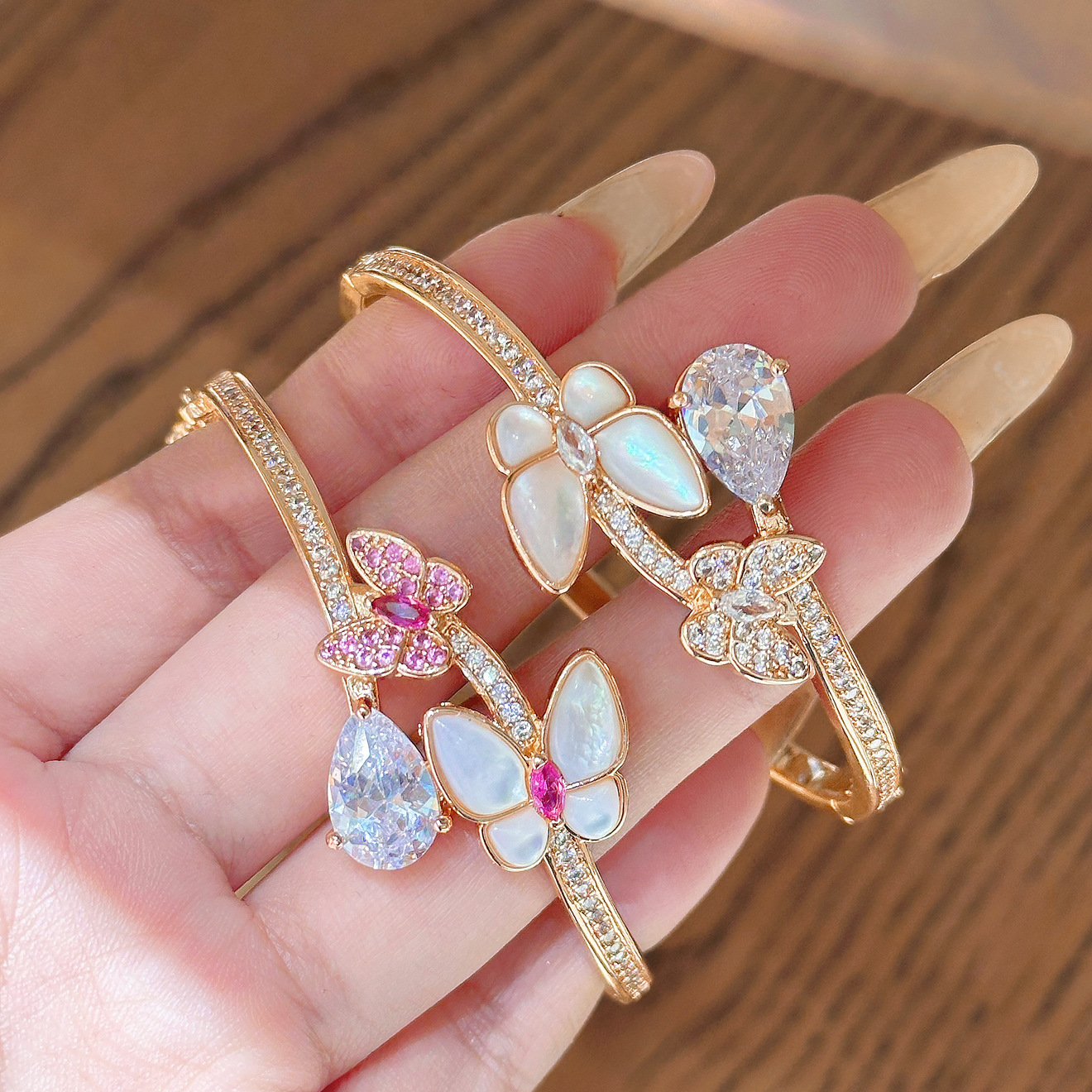 Pequeño libro rojo nuevo pulsera de mariposa de diamante dulce, nicho de moda lujoso ligero pulsera de gota de agua de alta calidad