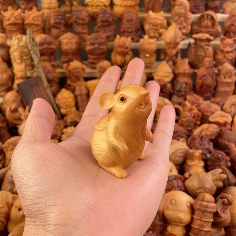 天然シダーウッド彫刻、ねずみを上に見上げるハンドピース、かわいい動物の干支ねずみ、ホームデスクトップ装飾小物|undefined