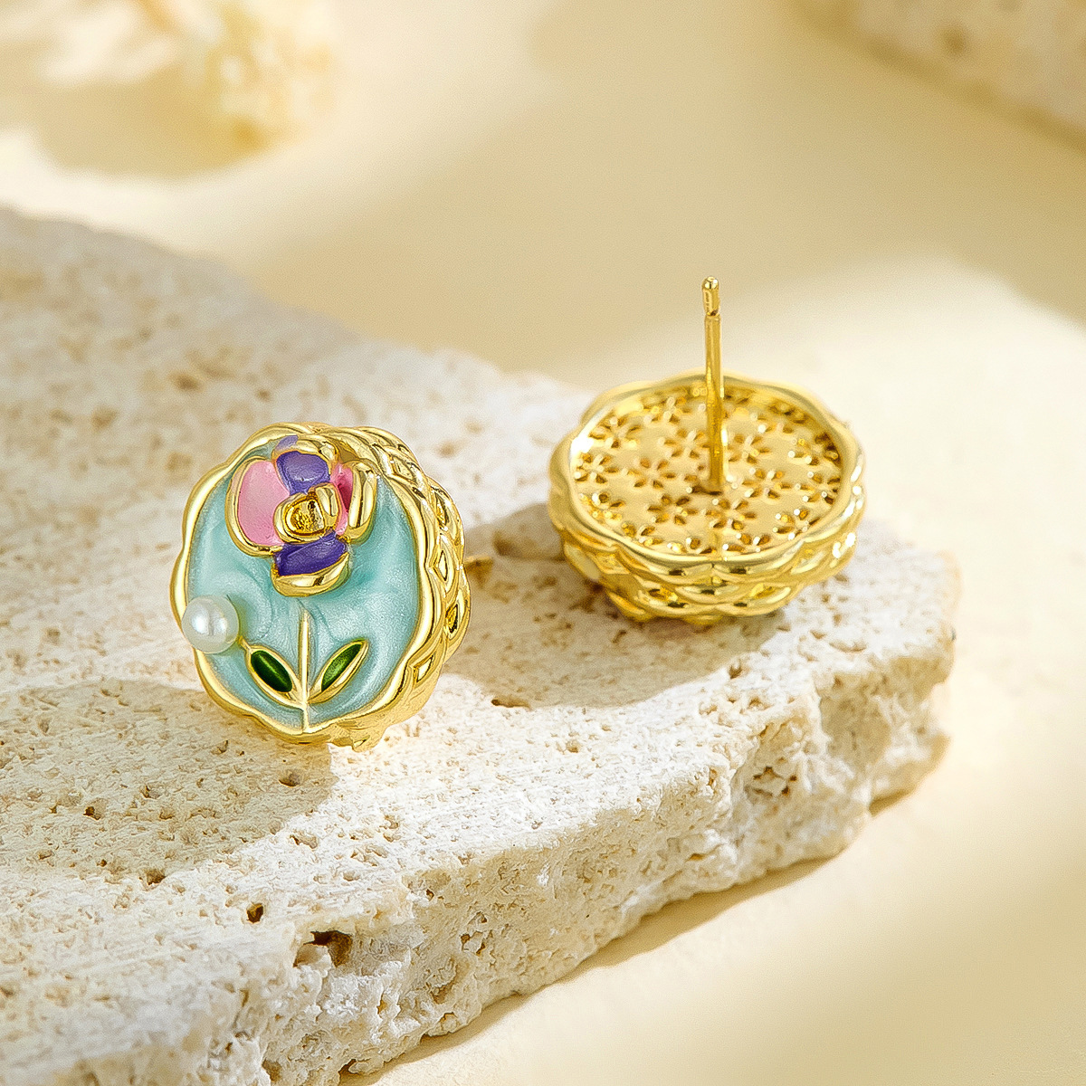Nuevo estilo transfronterizo Pendientes de aceite de gota de perlas de imitación retro francés Pendientes de flores pintadas de alta calidad de esmalte de lujo ligero