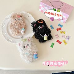 オリジナルの哺乳瓶を背負った子猫のぬいぐるみが少女の心の毛の大きな目の猫の漫画のぬいぐるみのかばんを飾っています。