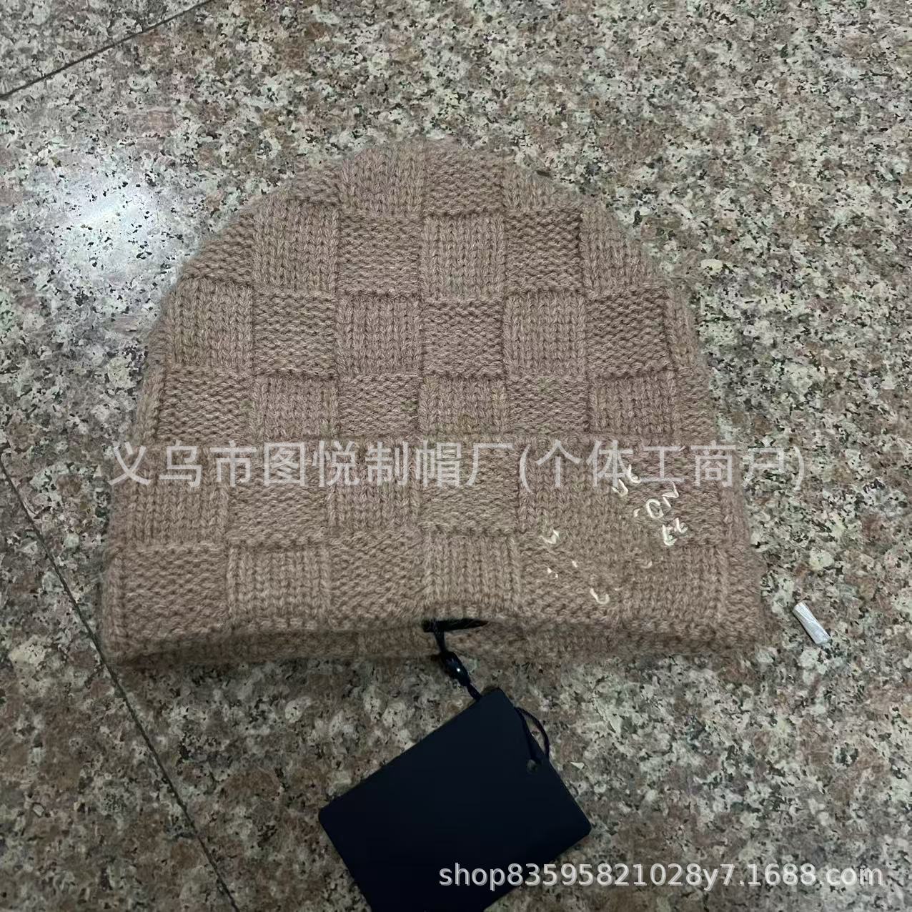 카키색 (큰 격자 자수 레터링)
