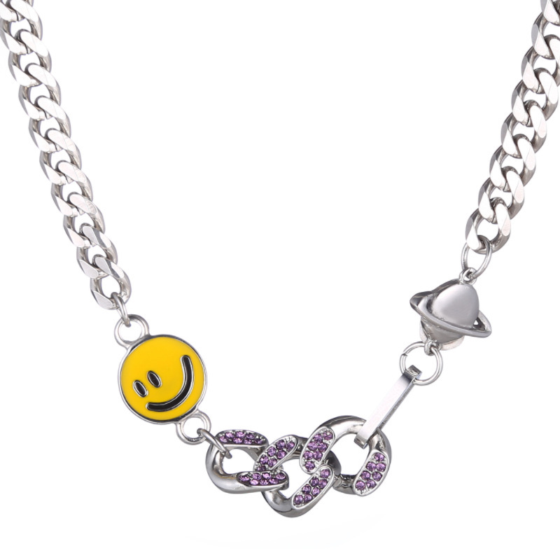 Unieke en veelzijdige unisex ketting met smileygezicht en planeetmotief, bezet met diamanten, gemaakt van titaniumstaal, in Cubaanse stijl._voghion.com