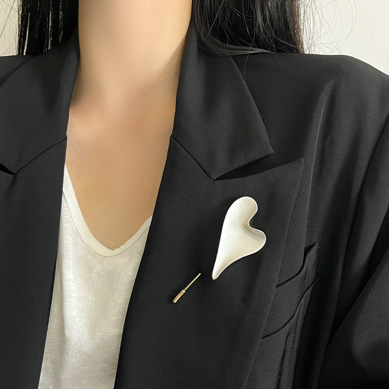 设计感小众光面立体爱心胸针女款高级感轻奢百搭精致胸花别针配饰|undefined
