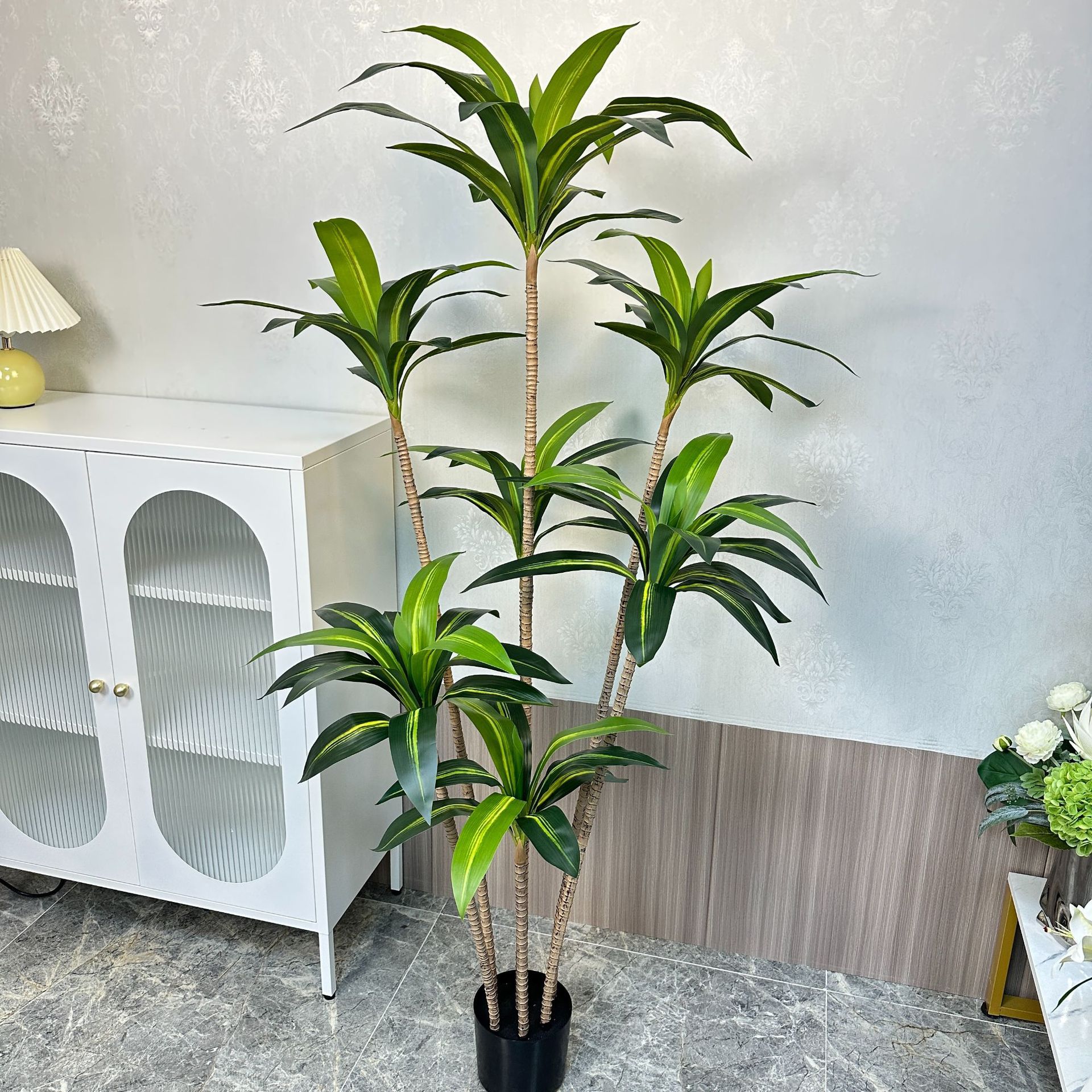 Simulación de plantación verde plantación en maceta de árboles de Brasil de lujo ligero de alta gama sala de estar interior gran planta de decoración biónica