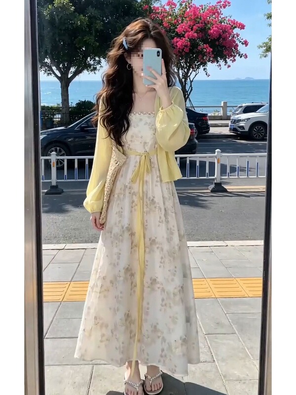 This Summer, a Set of Super Stylish and Gentle-Style Cardigans and Floral Suspender Dresses Are Popular as a Two-Piece Travel Outfit