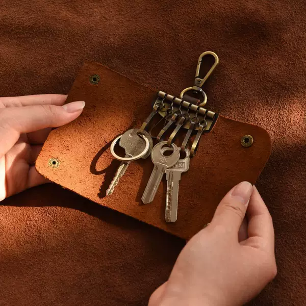 New Retro Genuine Leather Key Bag for Men, Casual and Versatile Waist-Hanging Keychain, Multifunctional Simple Keychain Wholesale