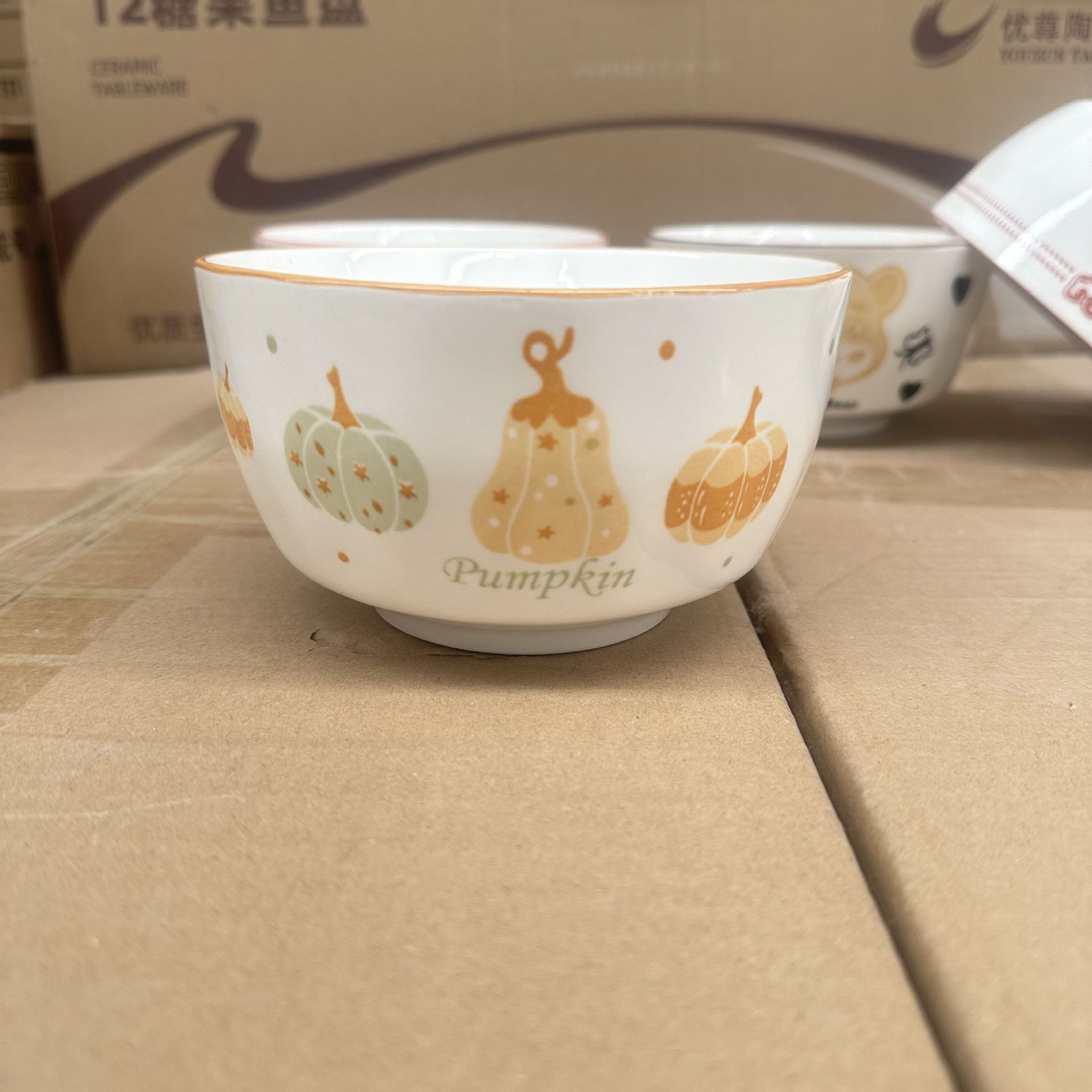 Tacos de arroz caseros cuenco de dibujos animados de cerámica cubiertos al por mayor 5.3 pulgadas tazón de cerámica tazón pequeño tazón de promoción tienda de dos yuanes