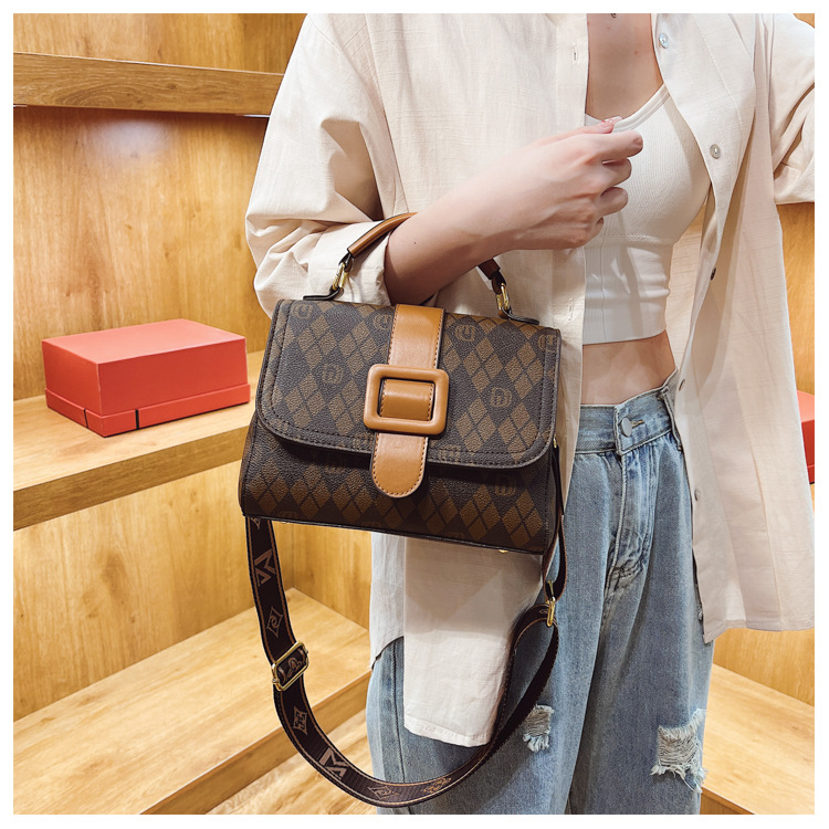 French niche design women's 2023 new fashion printed portable small square broadband one shoulder crossbody bag_voghion.com