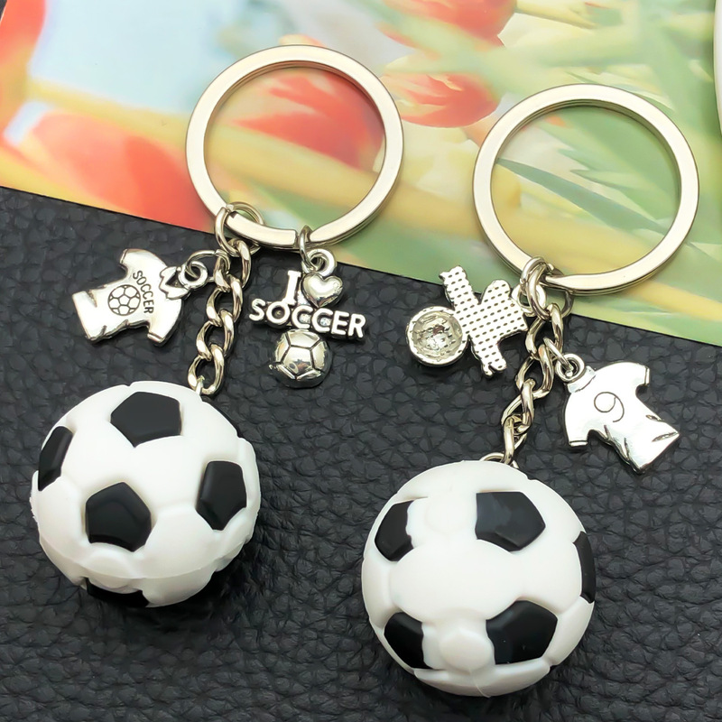 クリエイティブシミュレーション漫画プラスチック PVC 黒と白のサッカーキーホルダー学生スクールバッグパーソナライズされたキーチェーンメーカー卸売|undefined