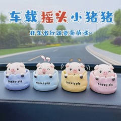 かわいい精巧な首を横に振ったコブタの車はアニメの人形の電気自動車の装飾用品の車の中で、コンソールが置かれている