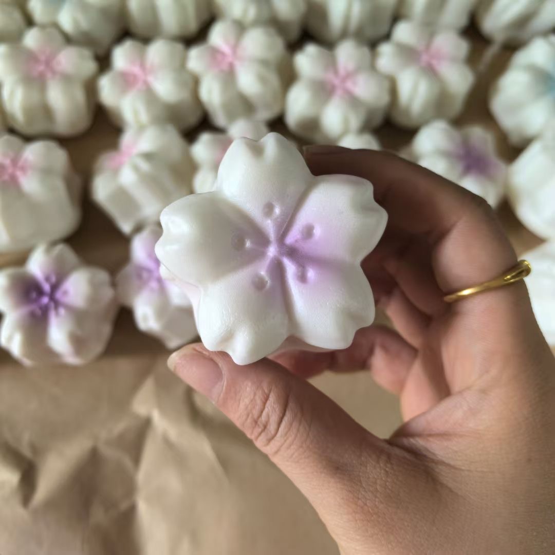 무작위로 느린 리바운드를 가진 젖고 부드러운 벚꽃 케이크 1개