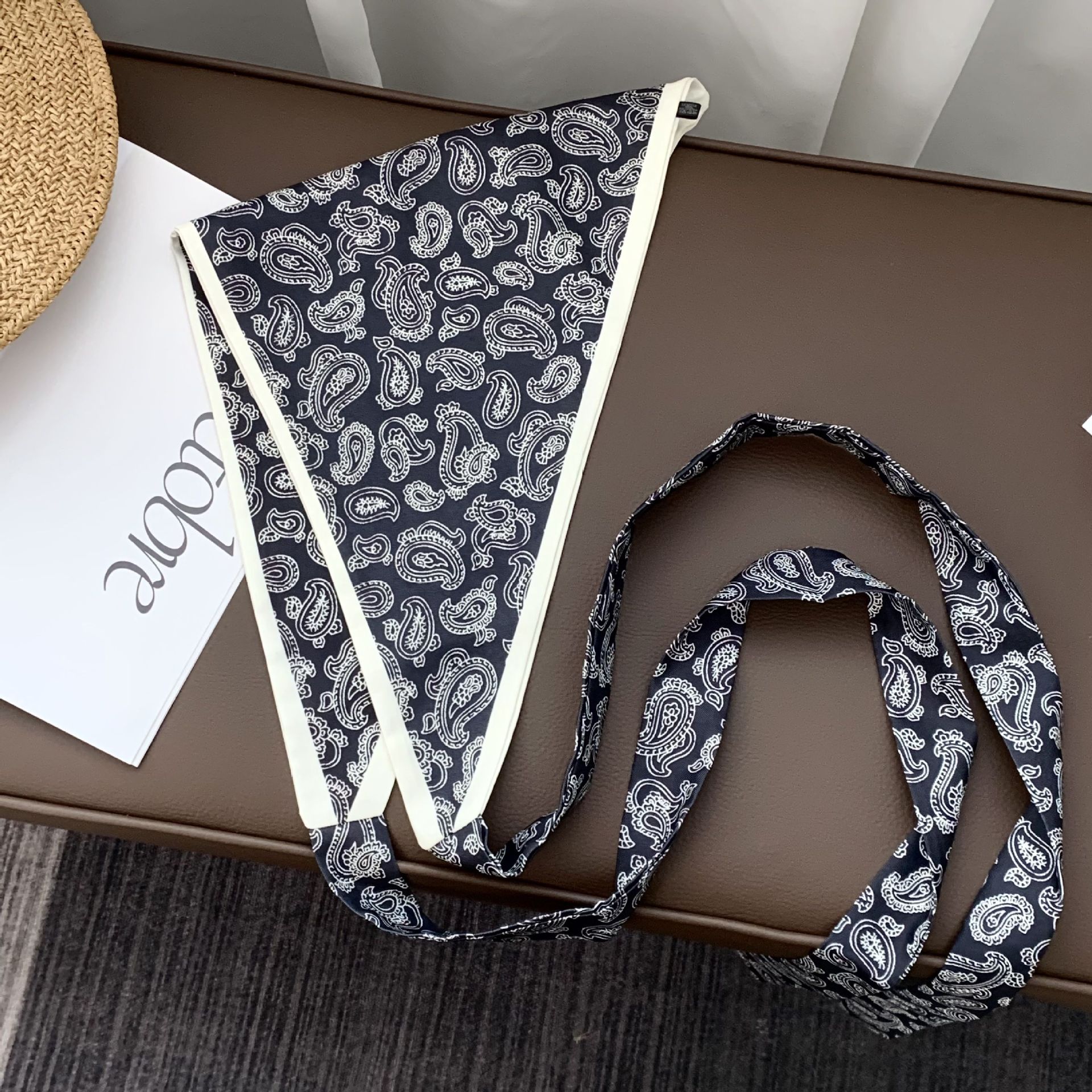 Toalla triangular con cintura, bufanda de seda con flor de anacardo retro, sensación de alta gama, cortina de pedo apilada multifuncional de verano, diadema de todo fósforo