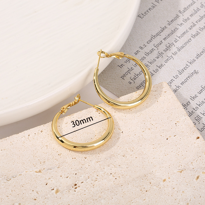 Amazon moda popular cobre plateado 18K oro hueco brillante pendientes creativo europeo y americano exagerado Comercio exterior pendientes al por mayor