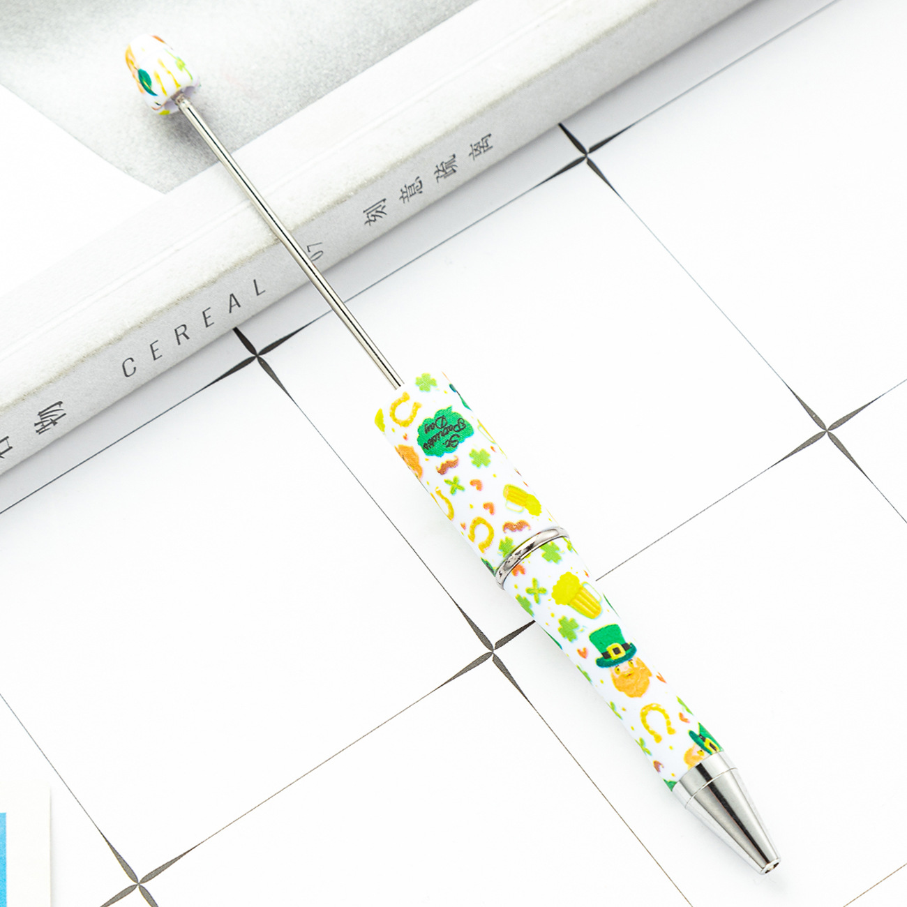 Bricolaje creativo trébol de cuatro hojas serie de cuentas pluma de impresión multicolor bolígrafo en stock al por mayor de plástico con cuentas pluma