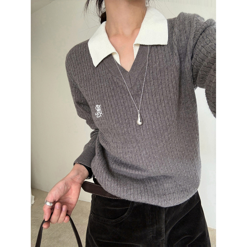 Han Xun, informal style, color-block polo collar, embroidered faux two-piece cable knit sweater, 2026 autumn/winter collection, 27528 Han Xun, informal style, color-block polo collar, embroidered faux two-piece cable knit sweater, 2026 autumn/winter collection, 27528