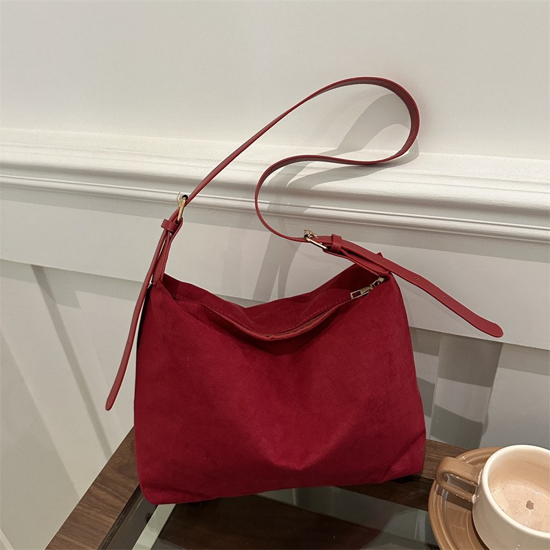 2025 primavera europea y americana estilo retro gaudón estilo de diseño de gran capacidad de viaje temperamento simple bolsas de hombro para mujeres