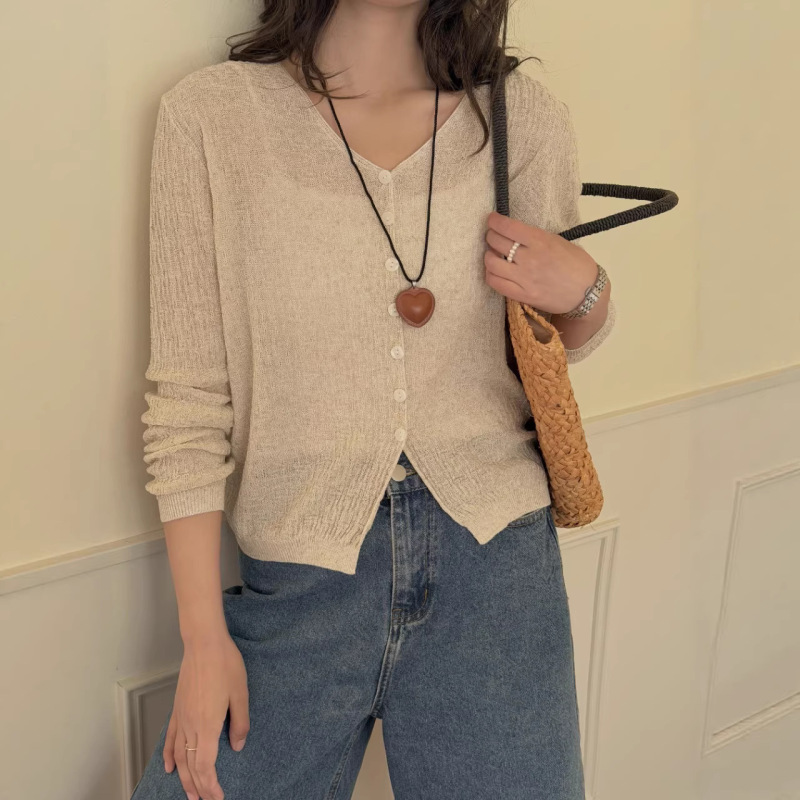26 Spring/Summer Women's Korean Style Gentle V-Neck Knitted Cardigan with Button Design, Loose Fit, Slimming, Versatile Long Sleeve Top 26 Spring/Summer Women's Korean Style Gentle V-Neck Knitted Cardigan with Button Design, Loose Fit, Slimming, Versatile Long Sleeve Top