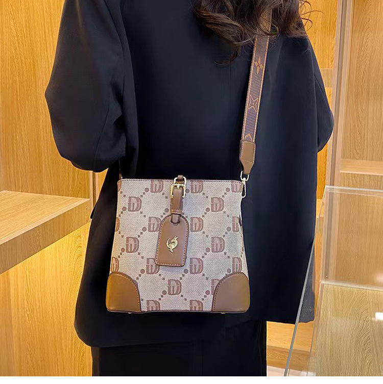 2023 Autumn New Live Broadcast Hot Style Contrast Color Bucket Bag One Shoulder Crossbody Fashion Wide Shoulder Strap Women's Bag Manufacturer _voghion.com