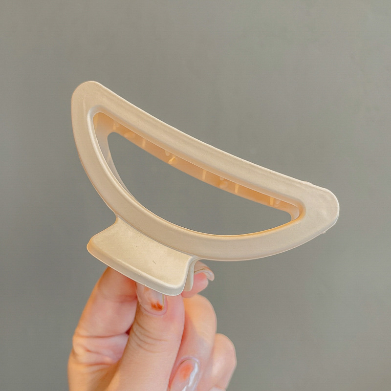 Otoño y invierno simple café de leche tiburón clip de cabello más agarrar clip de alta sensación detrás de la cabeza cabello adorno de cabello coreano agarrar cabello universal