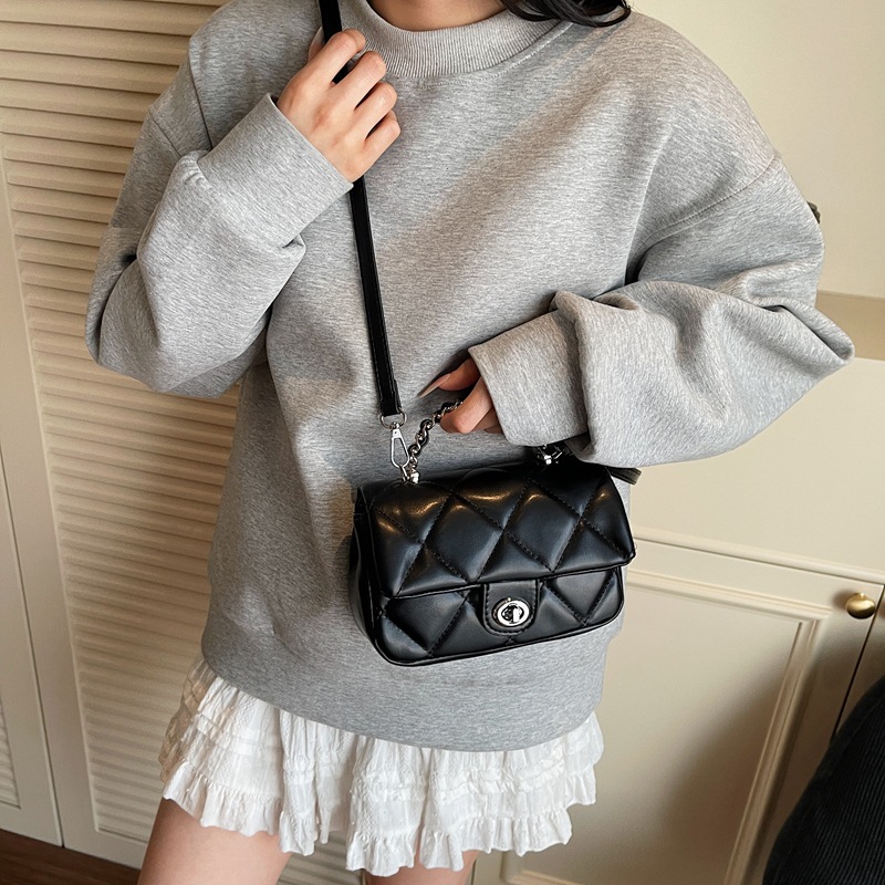 Este año, la popularidad de bordado de diamante es una pequeña bolsa de viento fragante para mujeres 2025, una nueva bolsa de mano universal, una bolsa de hombro.