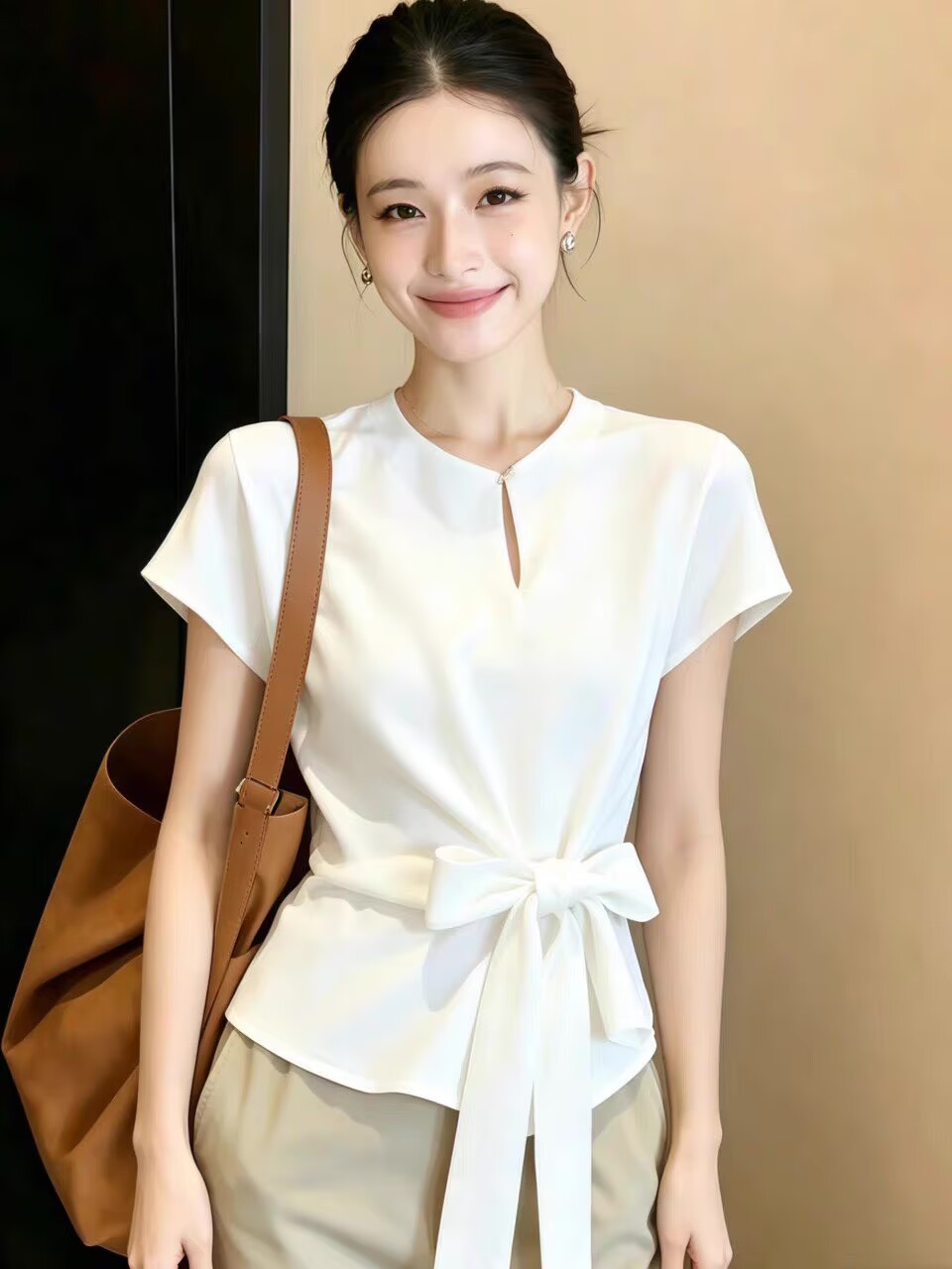 Áo sơ mi nữ trắng dây buộc nơ bướm eo, tay ngắn, phong cách trẻ trung — màu trắng