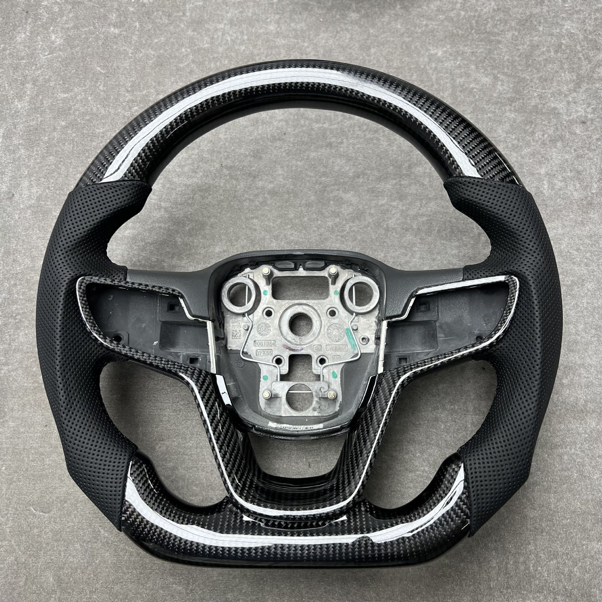 Factory Customized Carbon Fiber Car Steering Wheel Modification Suitable for Buick Chevrolet/Lacrosse/Lacrosse/Glacier