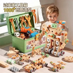 子供の修理道具箱3歳から6歳の男の子が手を出してねじりドライバーの知育を外しておもちゃのドリルを修理する