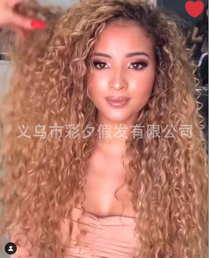 Nueva Peluca de extensión de cabello de seda de oro transfronteriza Pelo rizado largo europeo y americano Pequeño volumen africano Fábrica al por mayor Peluca de fibra química Cubierta de la cabeza