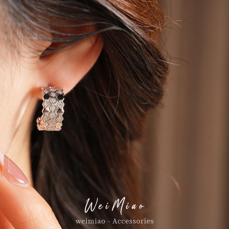 18K oro real chapado agujas de plata zircon hexagonal en forma de C aretes personales de viento frío aretes ligeros de lujo alta sensación de aretes