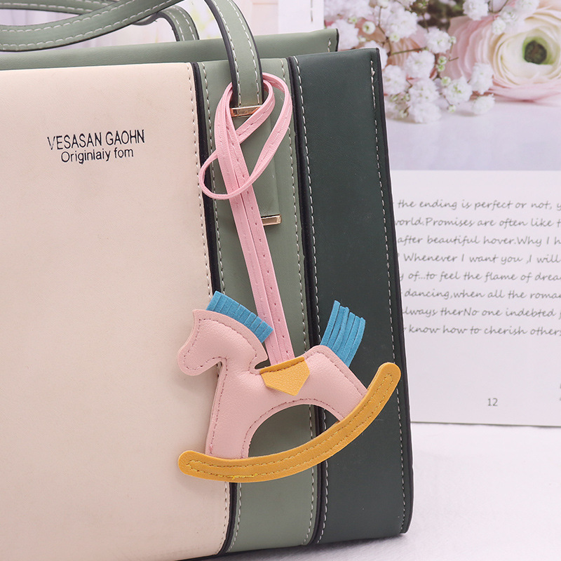 H casa pequeño caballo de Troya colgante nicho decoración bolsos de cuero colgante mini colgante de automóvil colgante de llave de alto nivel