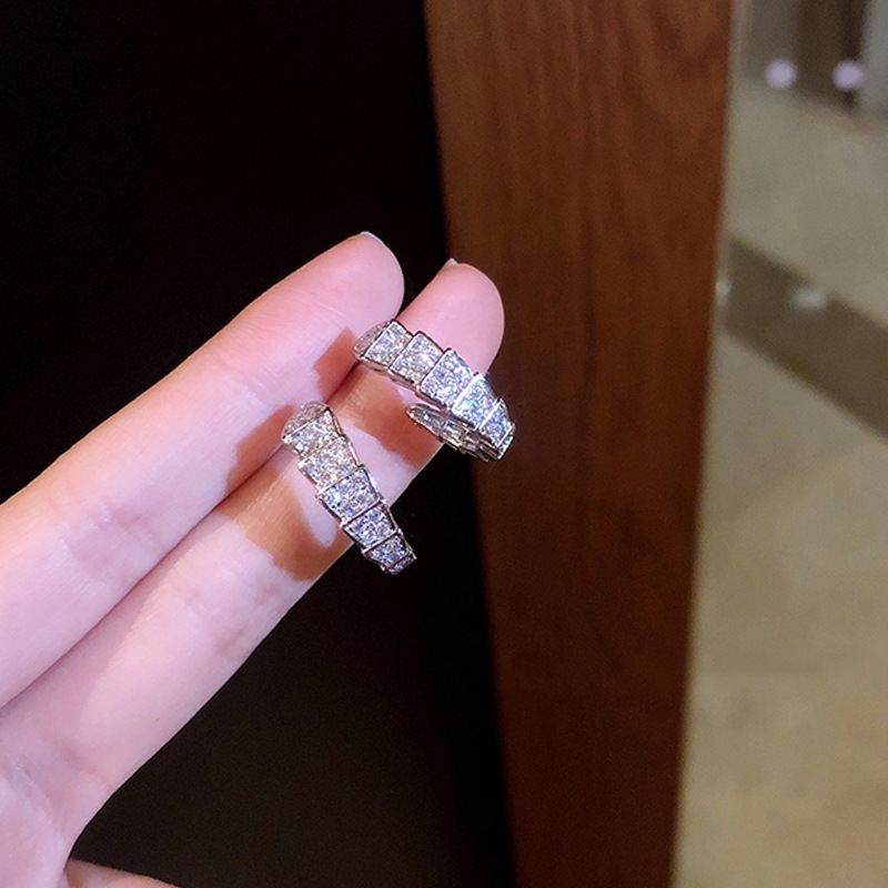 Bijoux En Gros En Forme De C Incrusté Diamant Boucles D'oreilles Nihaojewelry display picture 3