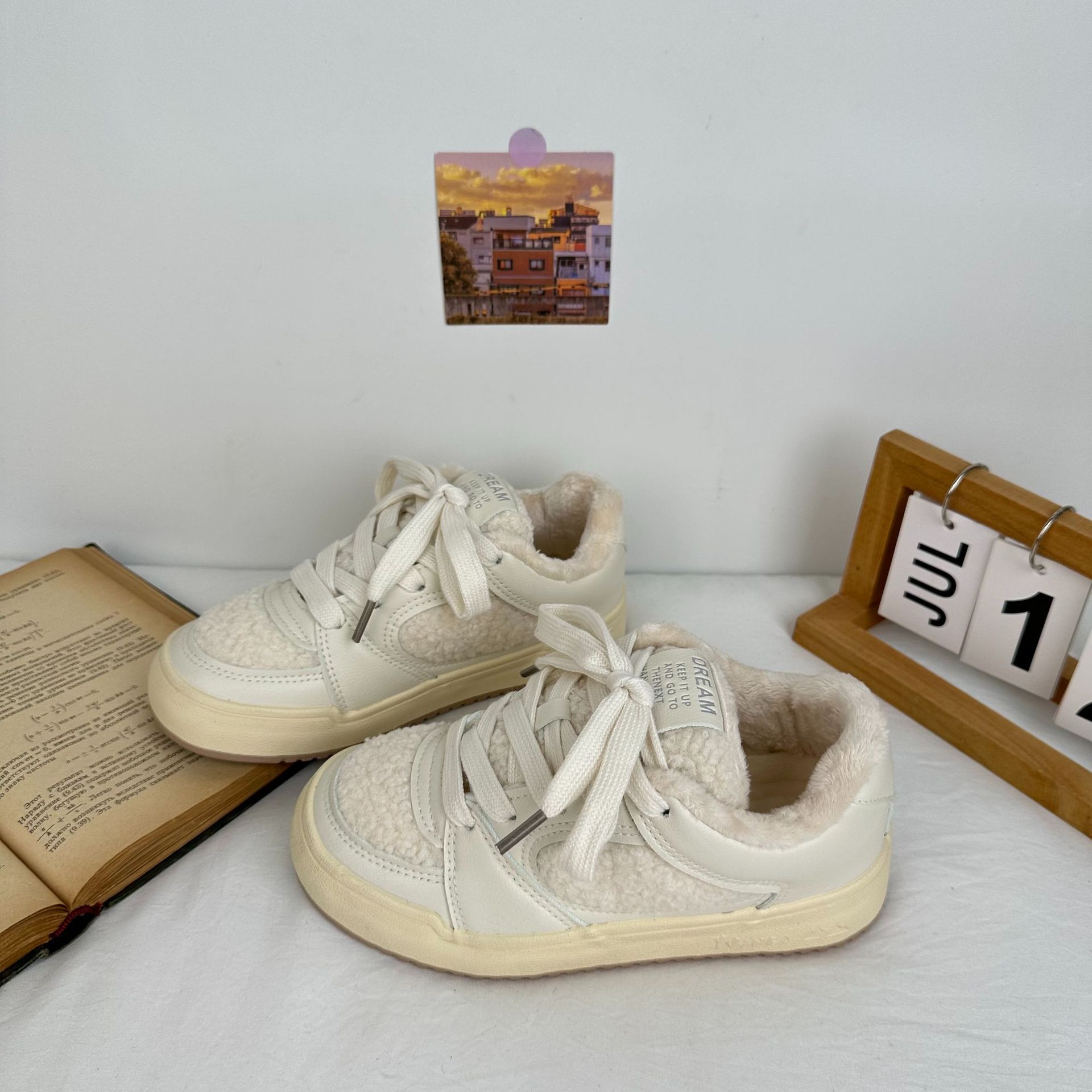 Zapatos con cordones delanteros estilo Hong Kong Zapatos deportivos casuales coreanos Zapatos de mujer de todo fósforo 2024 Nuevos zapatos blancos Mujer Yuanbo 5353