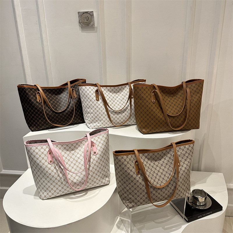 シンプルでファッショナブルな女性用大容量トートバッグ 2025 新しいトレンディなスタイルの通勤大容量ポータブルショルダーバッグトレンディ|undefined
