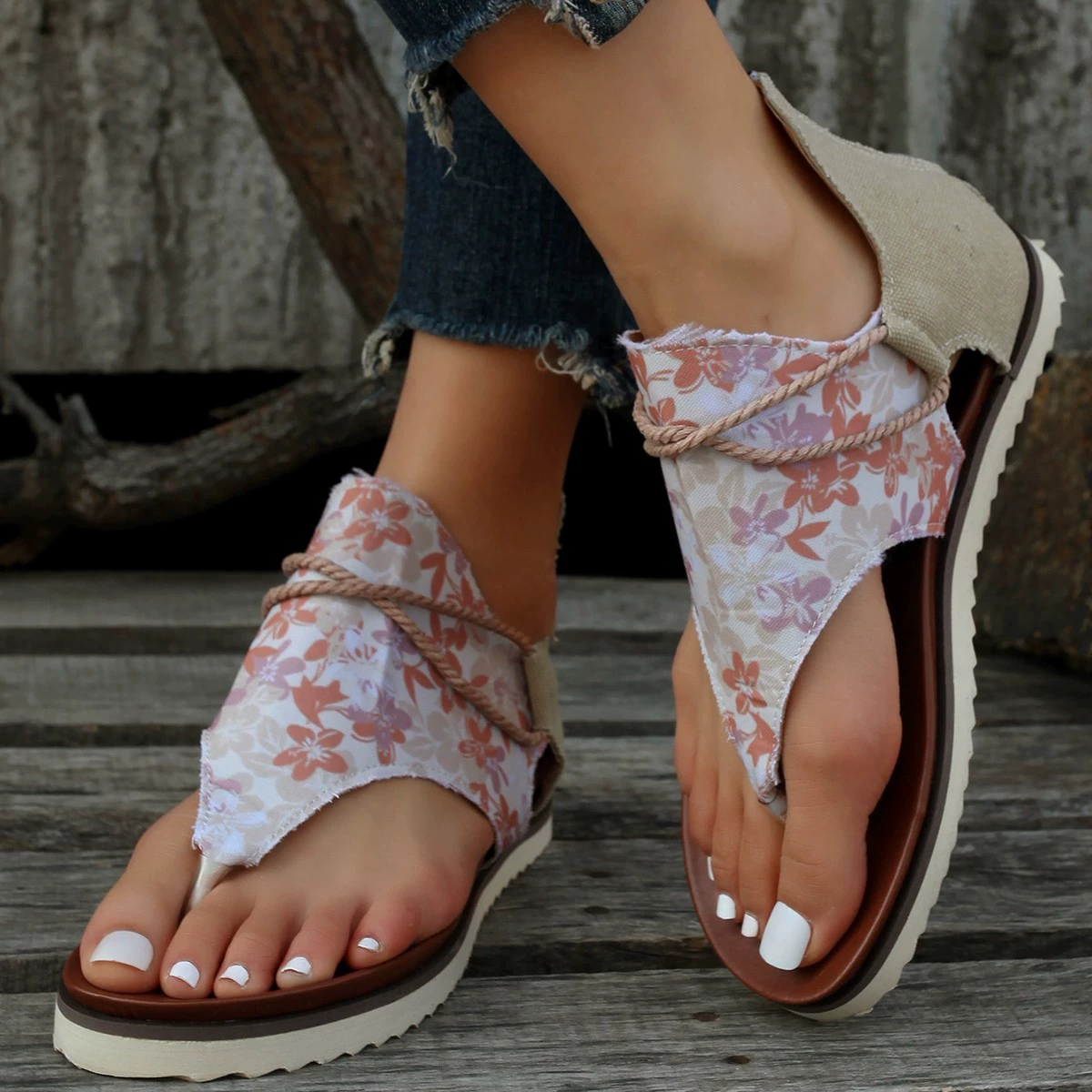 Женские пляжные сандалии больших размеров, летняя коллекция 2025 года, новые модели, плоские, с принтом, в стиле римских сандалий, для трансграничной внешней торговли.