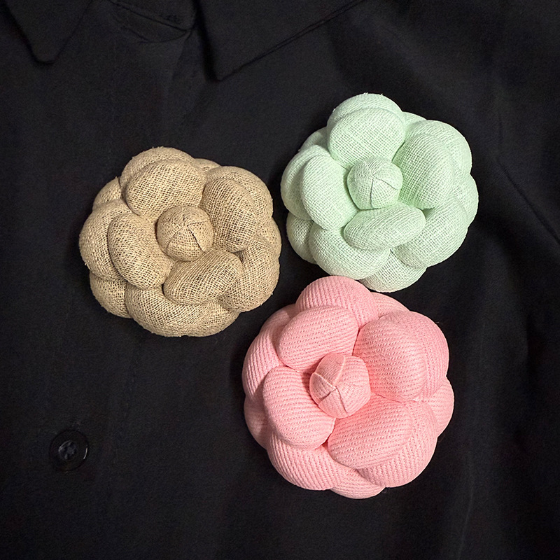 高端麻布山茶花胸针小香花精致时尚大牌高级感轻奢服饰发夹胸花