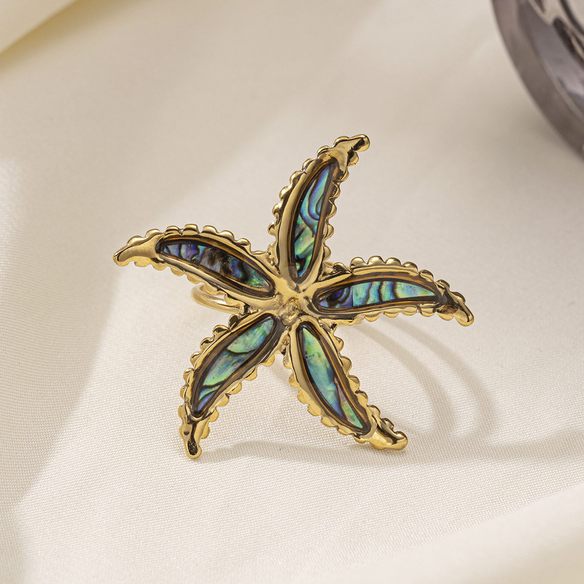 Anillo de acero inoxidable europeo y americano Taina, sentido de nicho de alta gama, estrella de cinco puntas para damas, pendientes de concha con incrustaciones, joyería de mano de lujo ligera