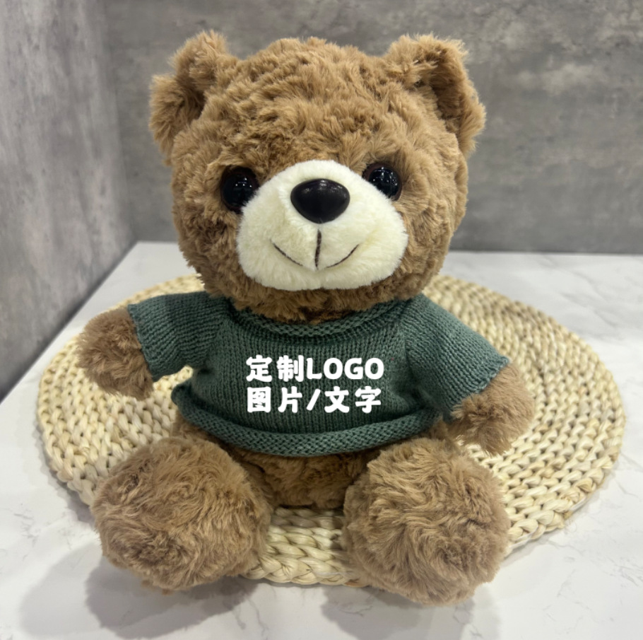 Los juguetes de peluche lindos se pueden combinar con logotipos impresos para enviar muñecas de muebles a amigos y vecinos.