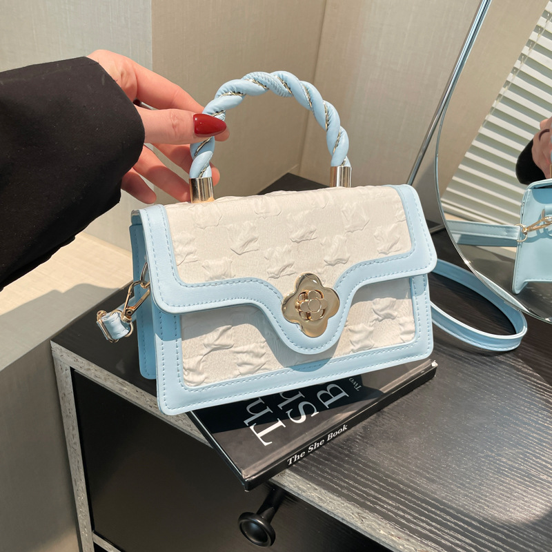 Bolsos pequeños populares de este año para mujeres 2025 nuevos bolsos bolsos bolsos de mensajero de un solo hombro bolsos de moda de nicho bolsos cuadrados pequeños