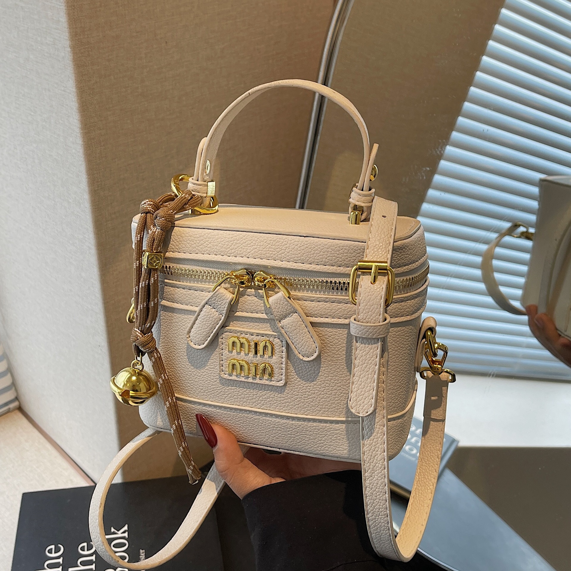 Caja portátil de alta gama transfronteriza pequeña bolsa cuadrada mujer 2025 nueva moda coreana bolso de mensajero de un solo hombro