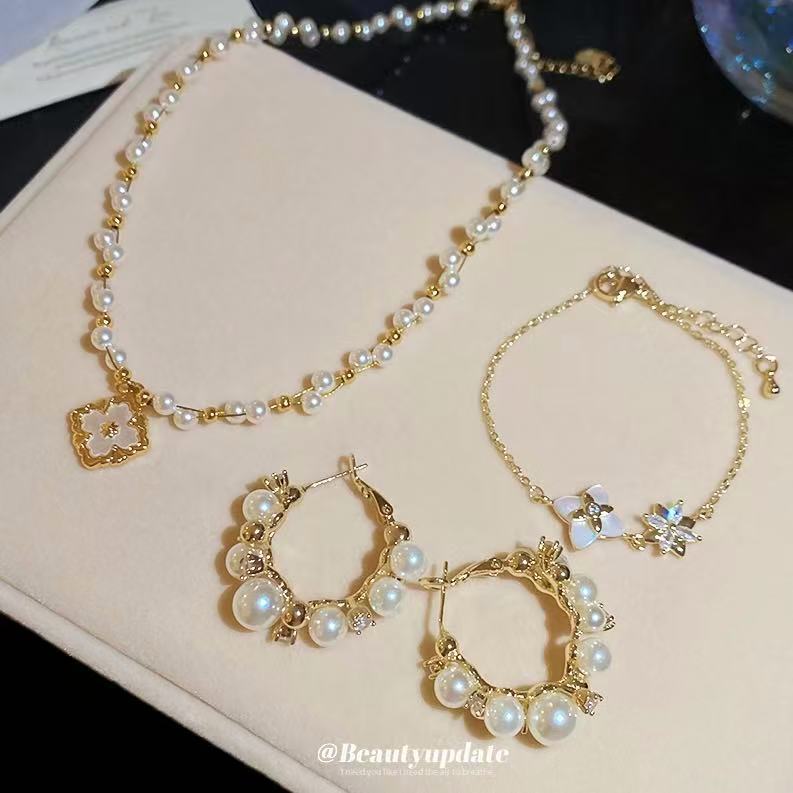 Earrings with zircon from pearl