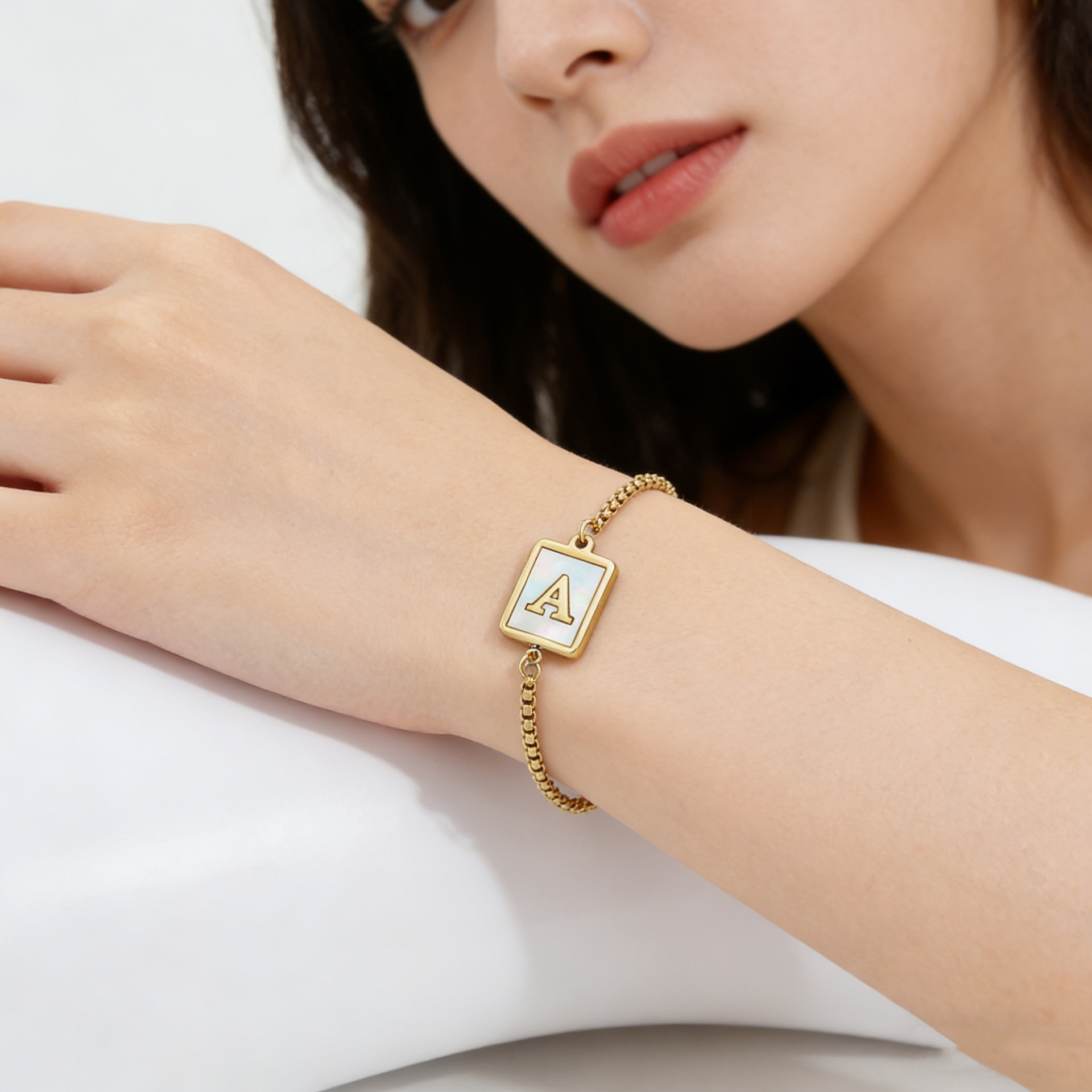 Venta al por mayor de acero de titanio Concha natural 26 letras Lala pulsera femenina transfronteriza de acero inoxidable cuadrado 18K oro pulsera ajustable